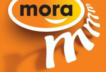 Het logo van Mora